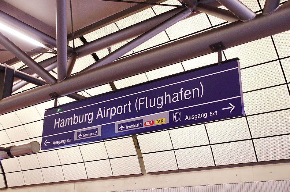Ein Bahnhofsschild vom Bahnhof Hamburg Airport (Flughafen)