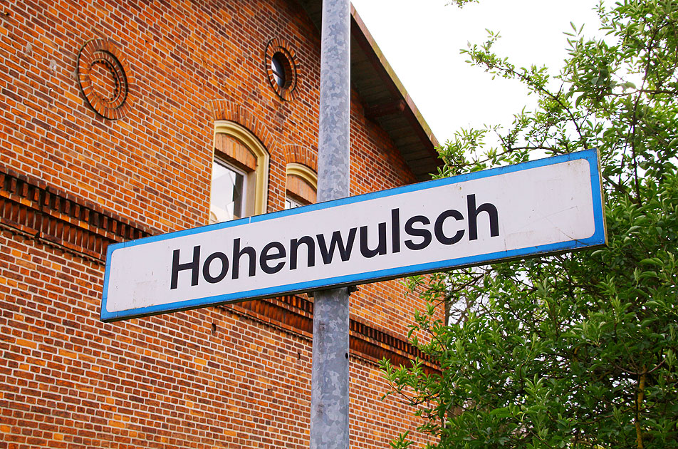 Bahnhofsschild Hohenwulsch an der Strecke Uelzen - Stendal