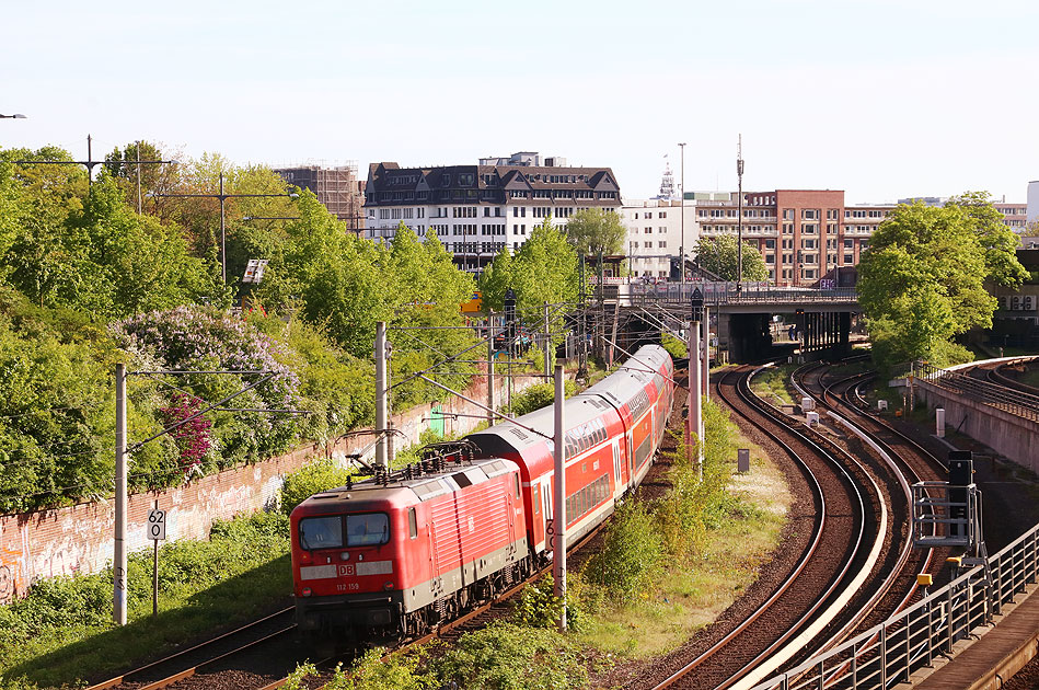 Eine Lok der Baureihe 112 im Bahnhof Hamburg Berliner Tor