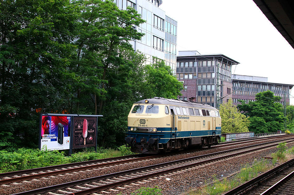 Die 218 460-4 der Westfrankenbahn in Hamburg