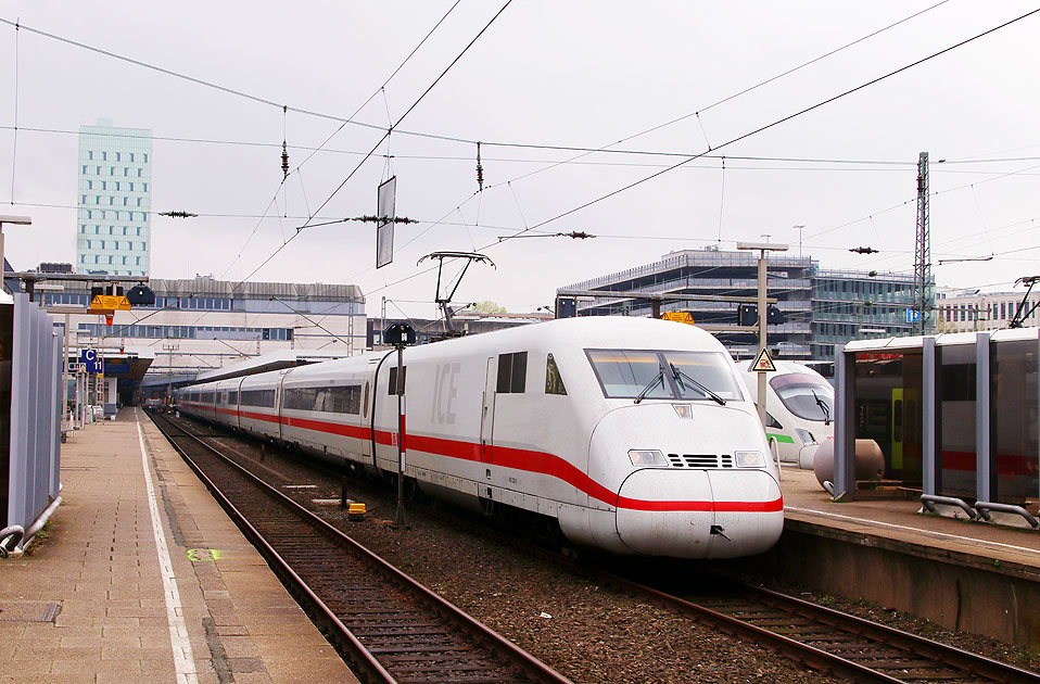 Ein ICE 2 der Deutschen Bahn AG im Bahnhof Hamburg-Altona