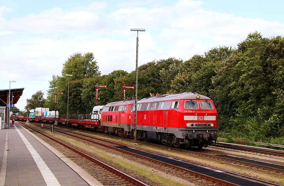 Ein Autozug der DB fährt in den Bahnhof Niebüll ein