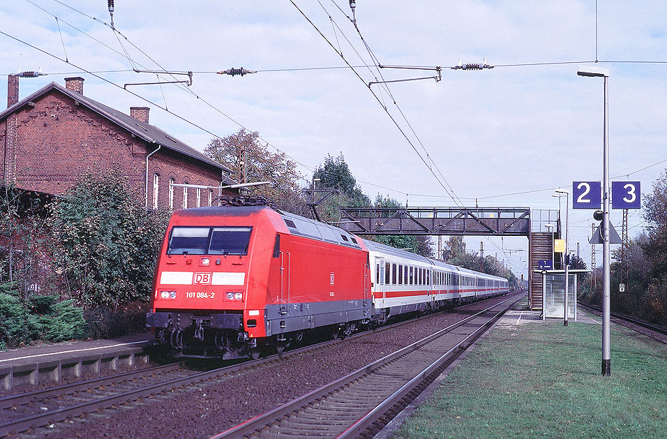 Eine Lok der Baureihe 101 im Bahnhof Barnten