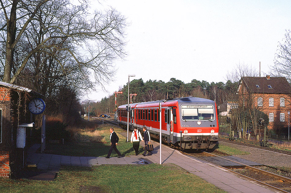 Bahnhof Handeloh an der Heidebahn mit einem Triebwagen der Baureihe 528