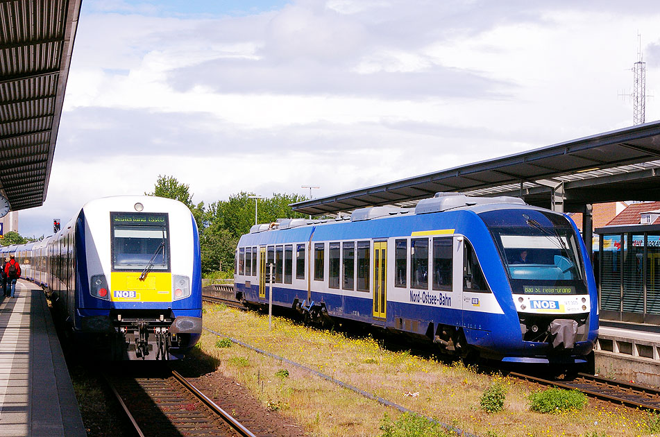 Ein Alstom Lint der Nord-Ostsee-Bahn NOB im Bahnhof Husum an der Marschbahn