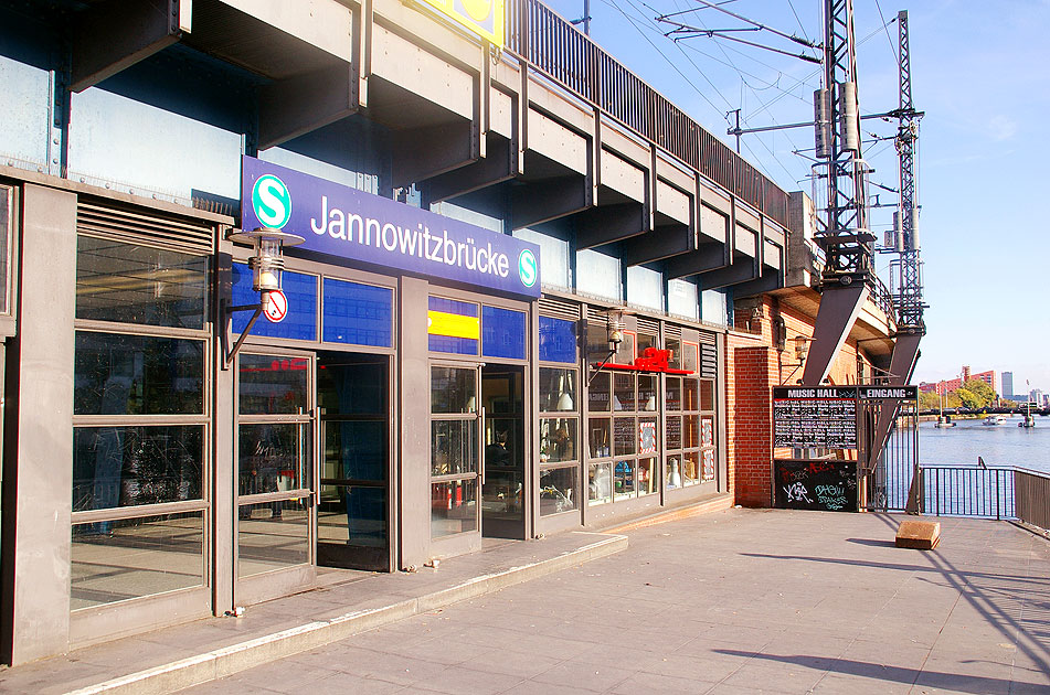 Bahnhof Jannowitzbrücke an der S-Bahn in Berlin