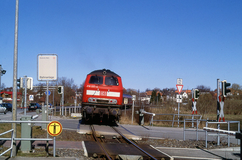 Eine Lok der Baureihe 218 im Bahnhof Oldenburg in Holstein