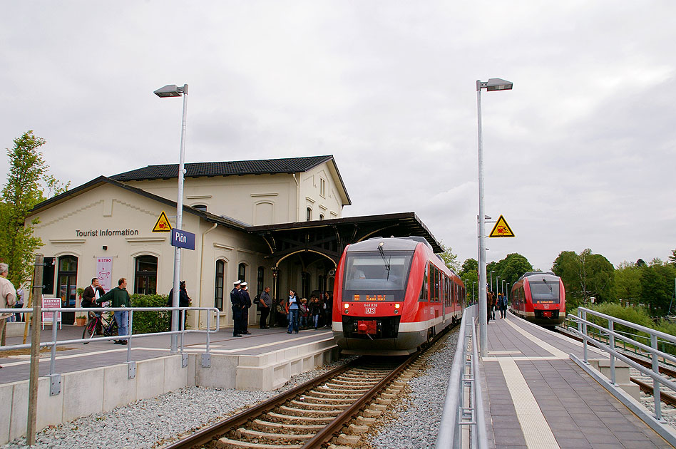 Zwei Lint Triebwagen im Bahnhof Plön - Hier spielte die Fernsehserie Kleinstadtbahnhof und der Bahnhof hiess dort Lüttin