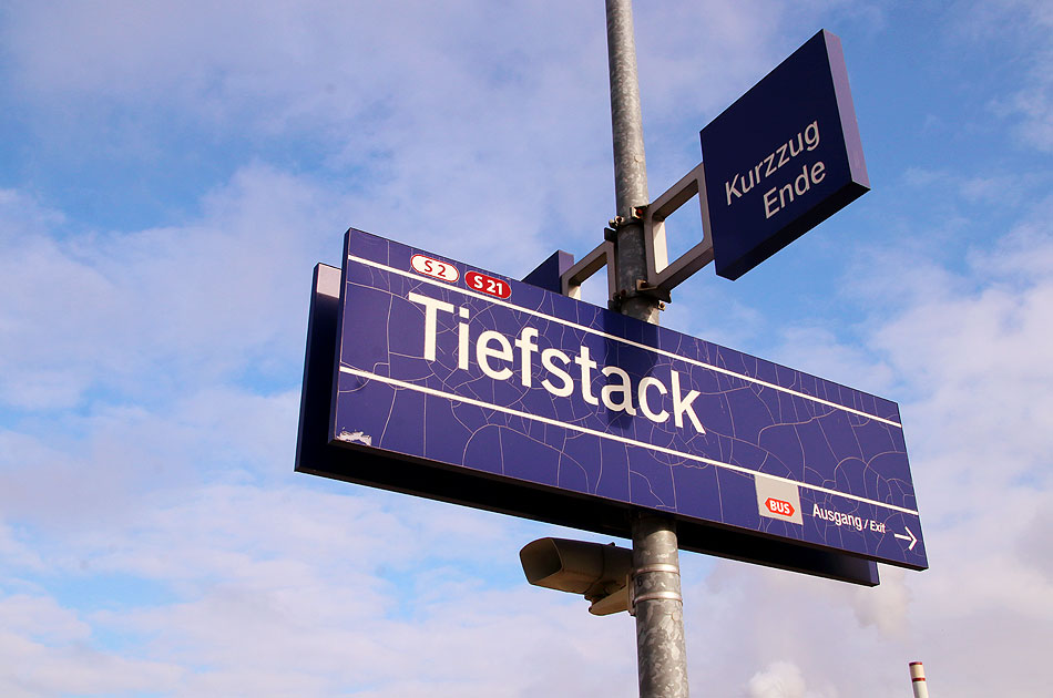 Ein Bahnhofsschild vom Bahnhof Tiefstack