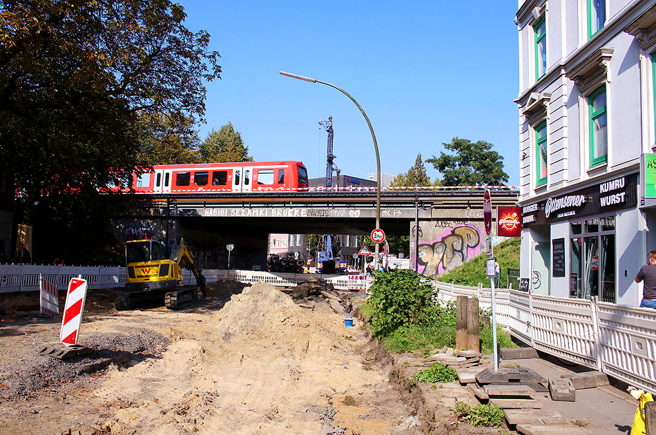 Die Bauarbeiten für den Bahnhof Ottensen mit der Habibi Sezamki Brücke und einer S-Bahn der Baureihe 474