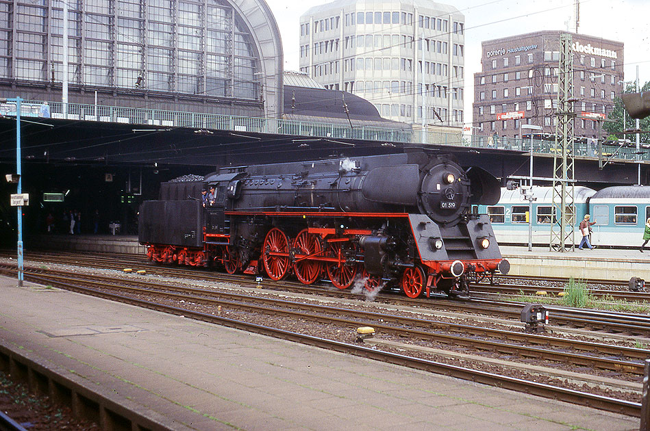Eine Dampflok der Baureihe 01.5 in Hamburg Hbf