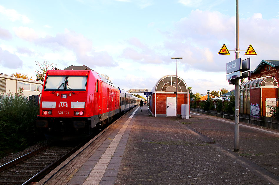 Ein Zug der Regionalbahn Schleswig-Holstein im Bahnhof Bredstedt an der Marschbahn