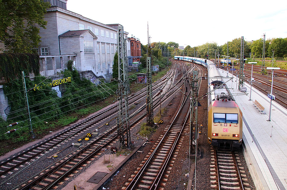 Die 101 071-9 mit dem IC 2071 in Hamburg Hbf auf Gleis 8