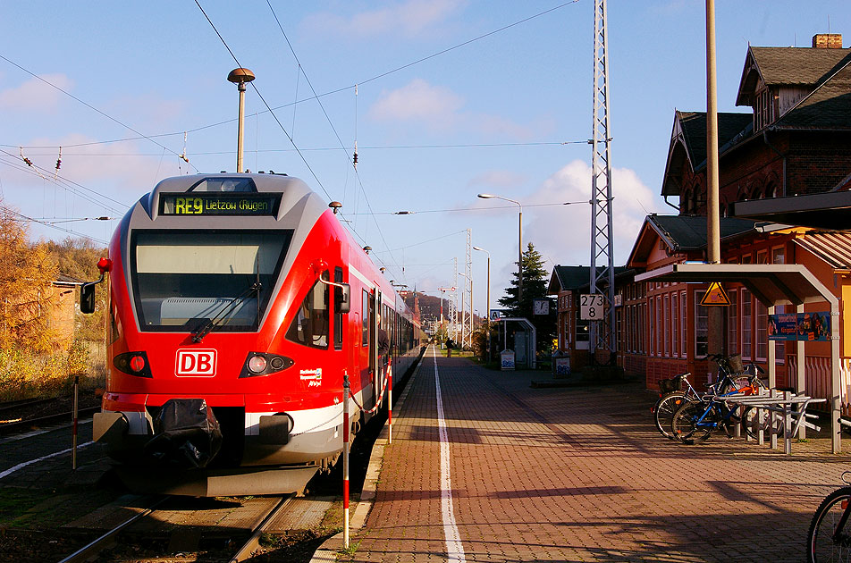 Ein DB Flirt im Bahnhof Saßnitz auf Rügen