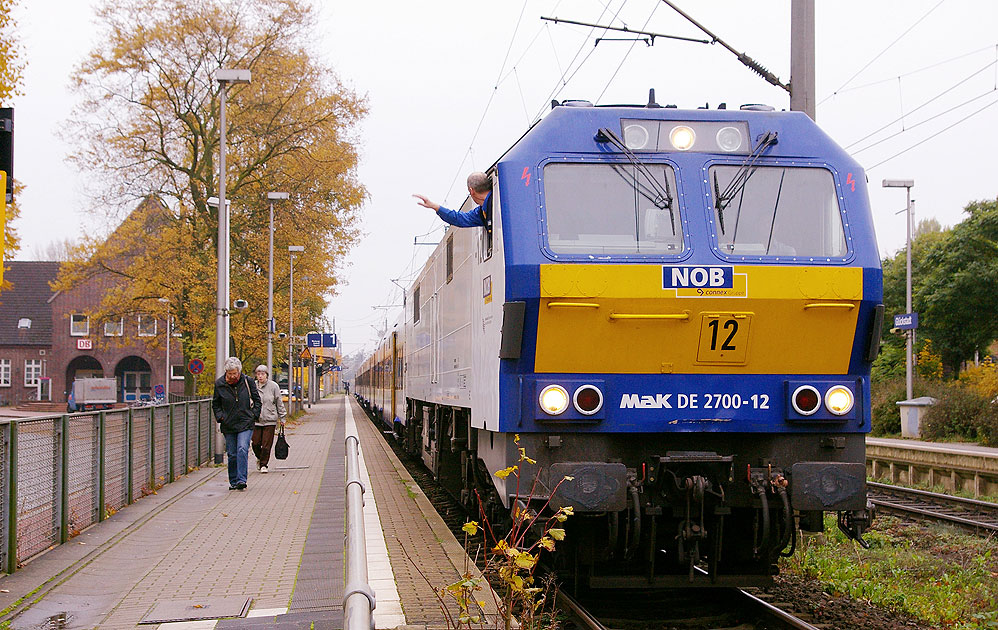 Eine NOB-Lok vom Typ DE 2700 im Bahnhof Glückstadt