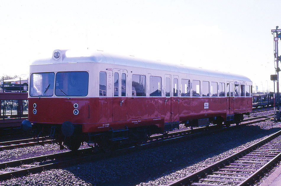 Der Esslinger Triebwagen T2 von der NVAG im Bahnhof Niebüll der Bundesbahn