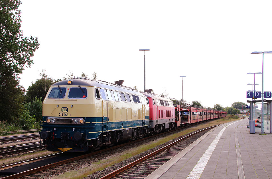 Ein DB Autozug nach Westerland im Bahnof Niebüll