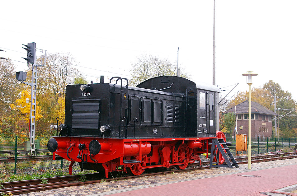 Die V 20 036 als Museumslok im Bahnhof Gückstadt