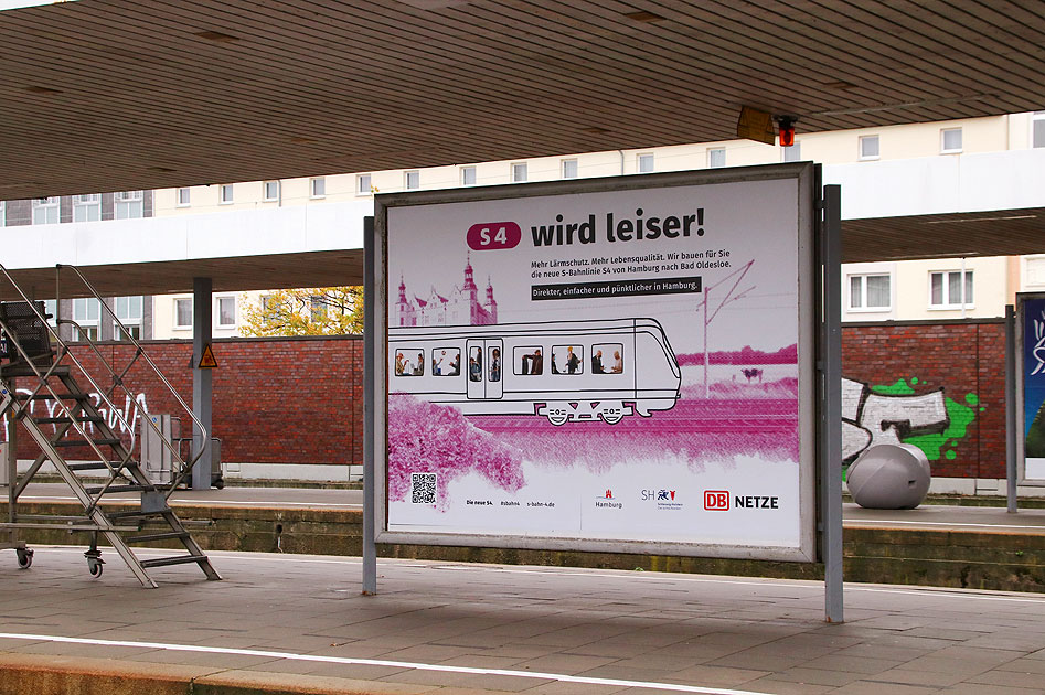 Ein Werbeplakat für die S4 von Hamburg nach Ahrensburg im Bahnhof Altona