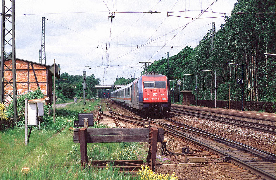 Ein Intercity im Bahnhof Radbruch