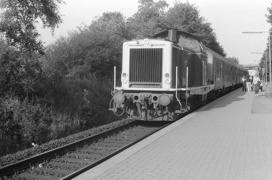 DB Baureihe 212 im Bahnhof Sierksdorf an der Vogelfluglinie