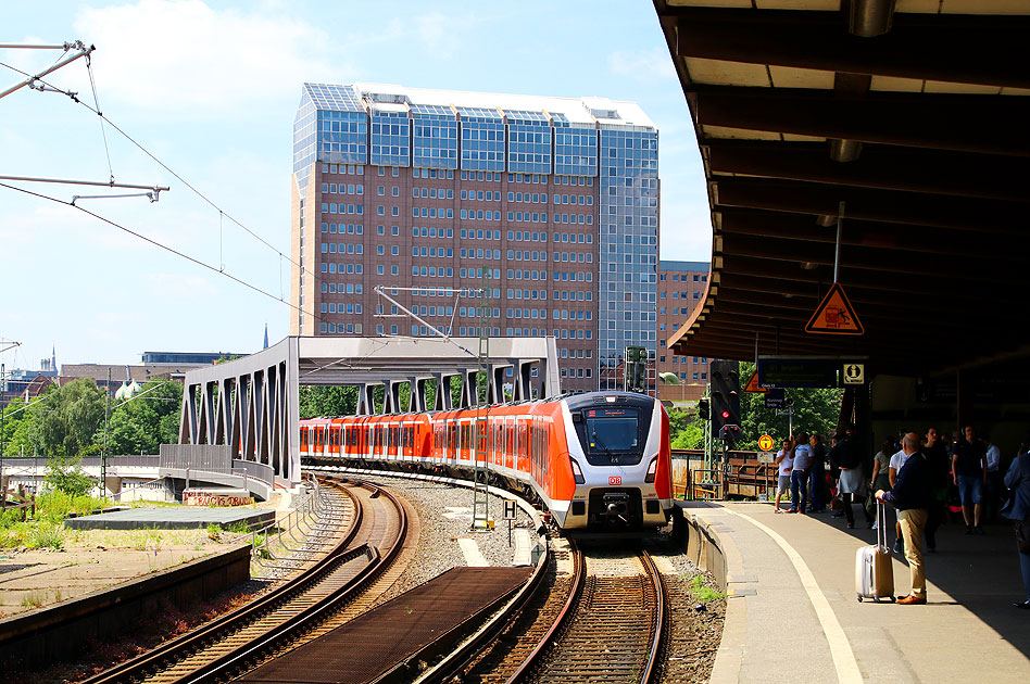 Eine S-Bahn der Baureihe 490 im Bahnhof Berliner Tor
