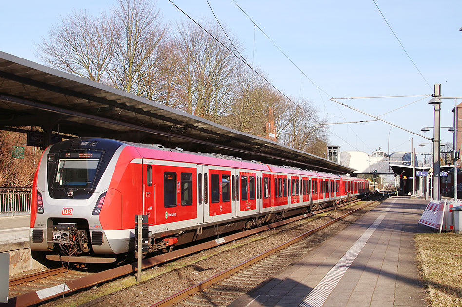 Die Hamburger S-Bahn mit einem Vollzug der Baureihe 490