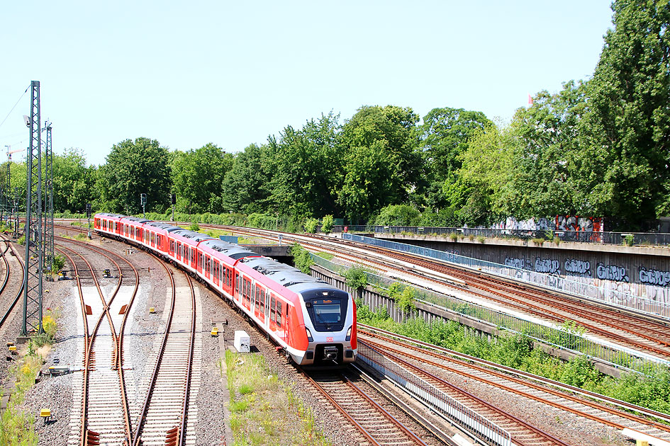 Eine S-Bahn der Baureihe 490 in Hamburg Hbf