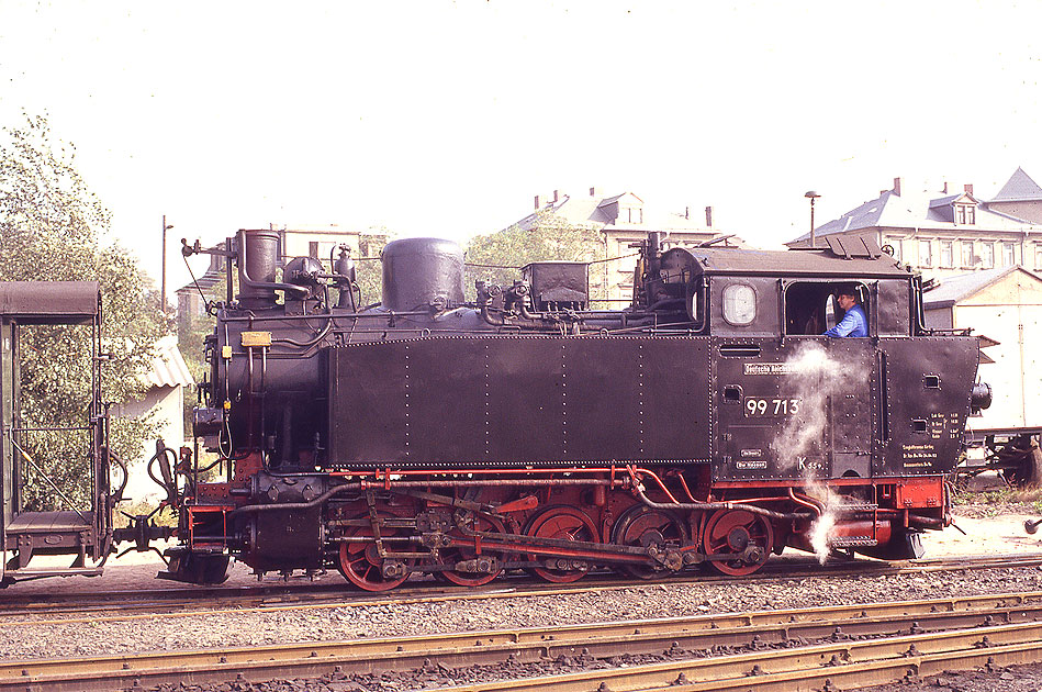 Die Dampflok 99 713 auf der Lößnitzgrundbahn in Raebeul