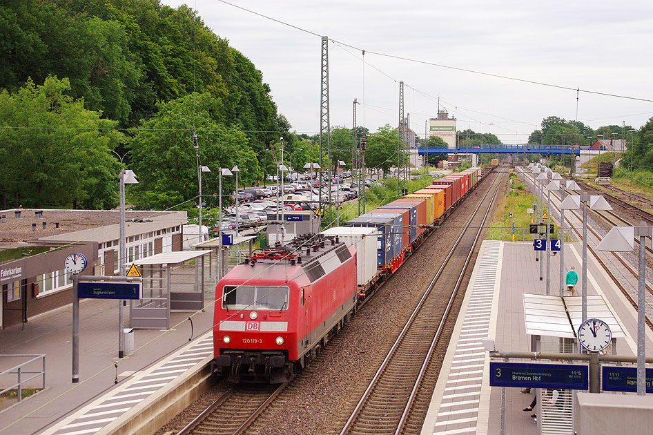 Ein Güterzug im Bahnhof Tostedt