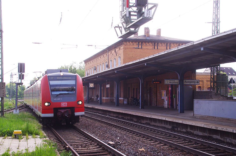 Ein Triebwagen der Baureihe 425 im Bahnhof Wolmirstedt