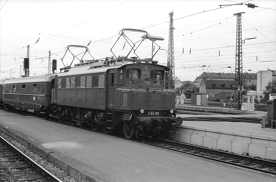 Die E 04 20 in Nürnberg Hbf mit einem Sonderzug