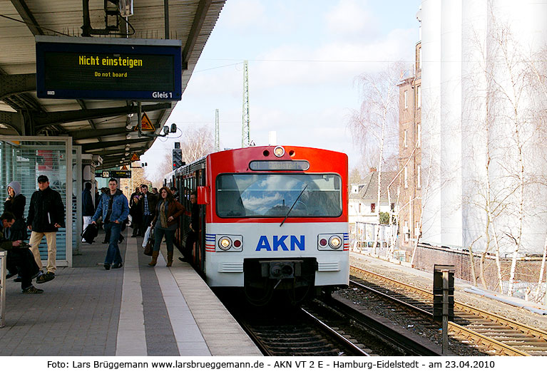 AKN VT 2E Triebwagen im Bahnhof Hamburg-Eidelstedt