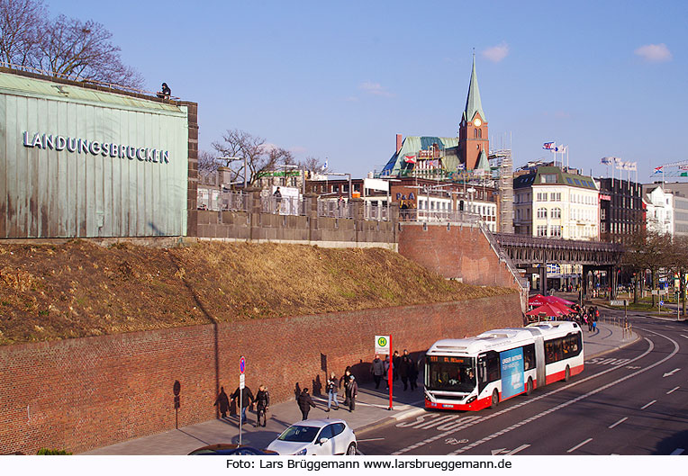 Hamburg Buslinie 111 - Haltestelle Landungsbrücken - Volvo Hybridbus