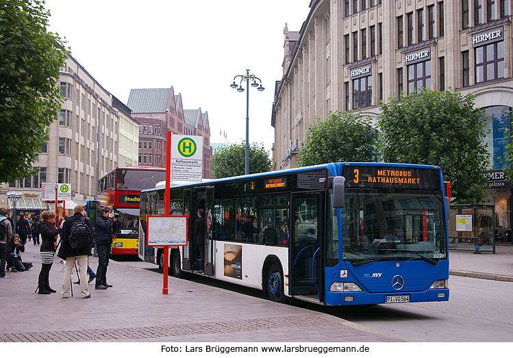 PVG Bus an der Haltestelle Rathausmarkt in Hamburg
