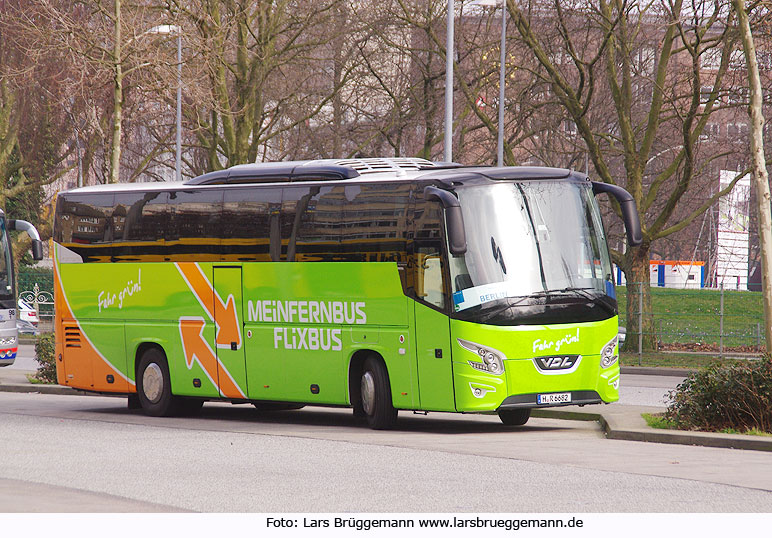 Ein Meinfernbus Flixbus auf dem ZOB in Hamburg