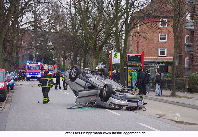 Bushaltestelle U-Bahn Sengelmannstraße - schwerer Autounfall