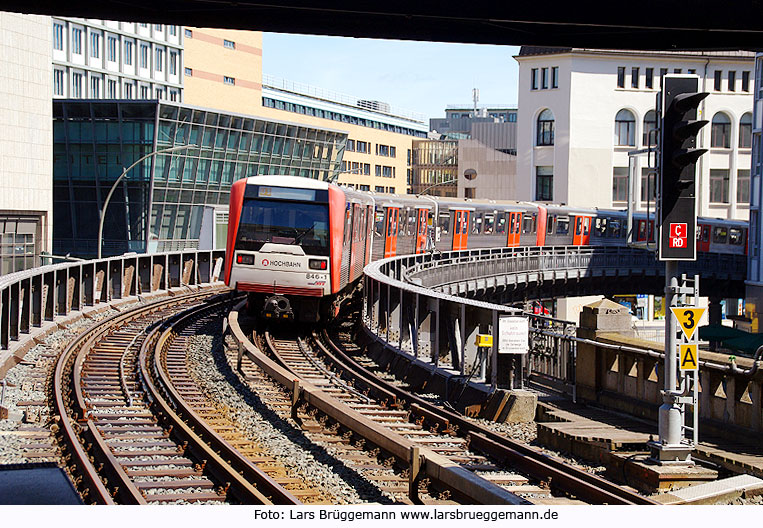 U-Bahn Haltestelle Rödingsmarkt in Hamburg - der Hamburger Hochbahn