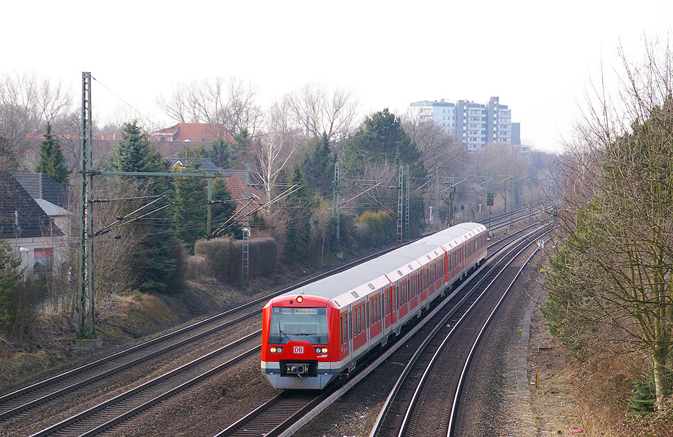 Eine S-Bahn der Baureihe 474 im Bahnhof Thesdorf