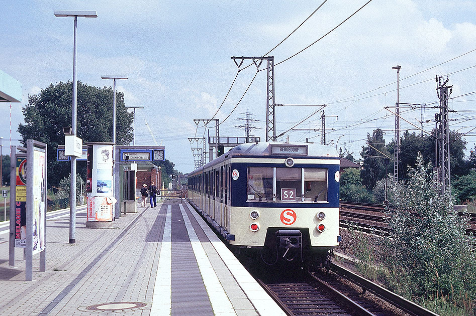 Eine S-Bahn der Baureihe 471 im Bahnhof Hamburg Tiefstack