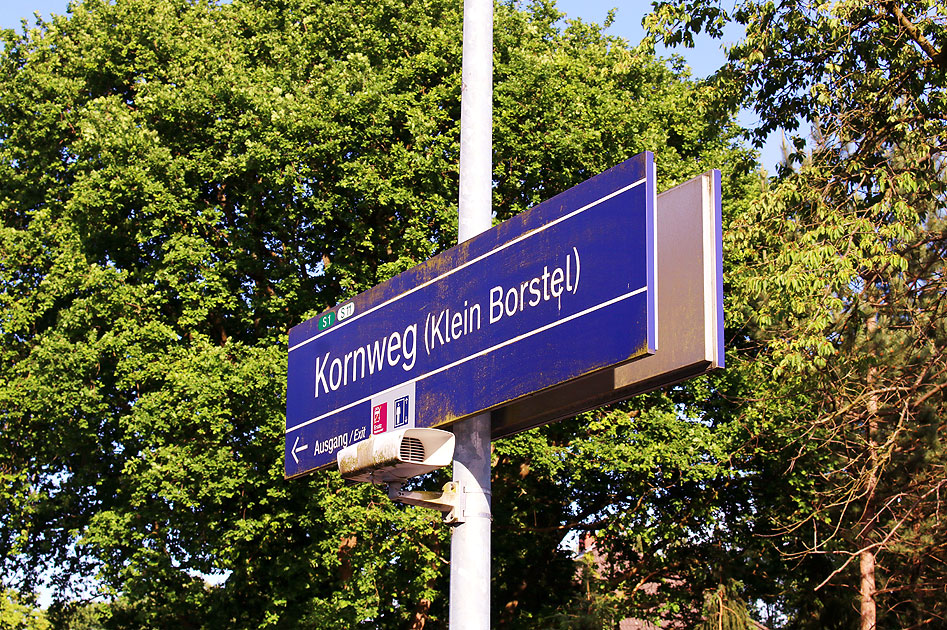 Ein Bahnhofsschild vom Bahnhof Kornweg der Hamburger S-Bahn