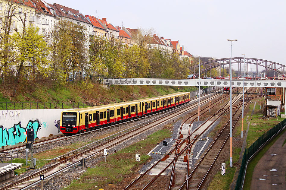 Eine Berliner S-Bahn der Baureihe 483 im Bahnhof Berlin Hermannstraße