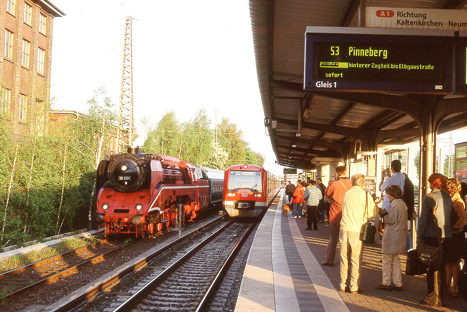Die Dampflok 18 201 im Bahnhof Hamburg-Eidelstedt