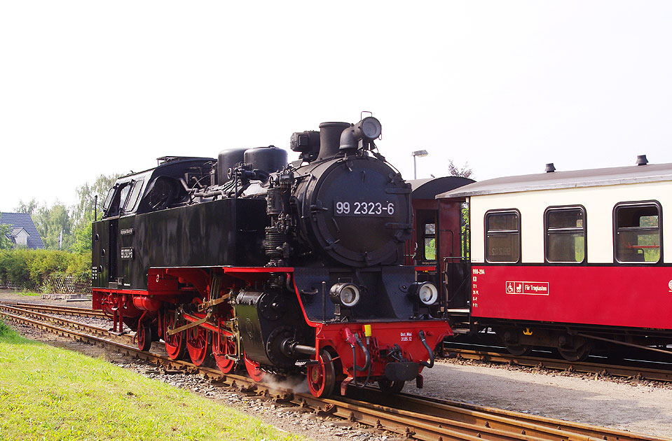 Die Dampflok 99 2323-6 der Mecklenburgischen Bäderbahn Molli GmbH in Kühlungsborn West