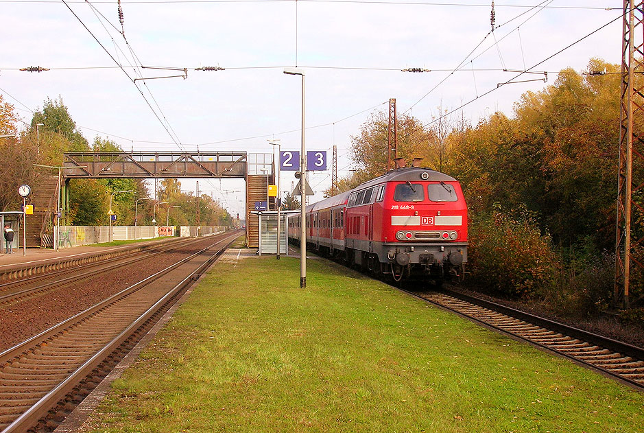 Die 218 448-9 im Bahnhof Barnten