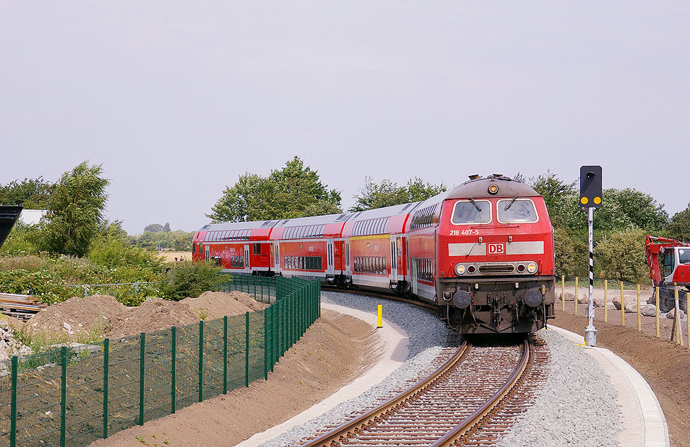 Die 218 407-5 im Bahnhof Fehmarn Burg
