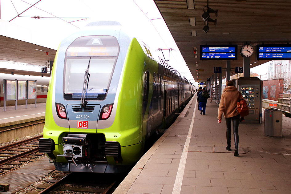 Ein Doppelstocktriebwagaen der Baureihe 445 im Bahnhof Hamburg-Altona