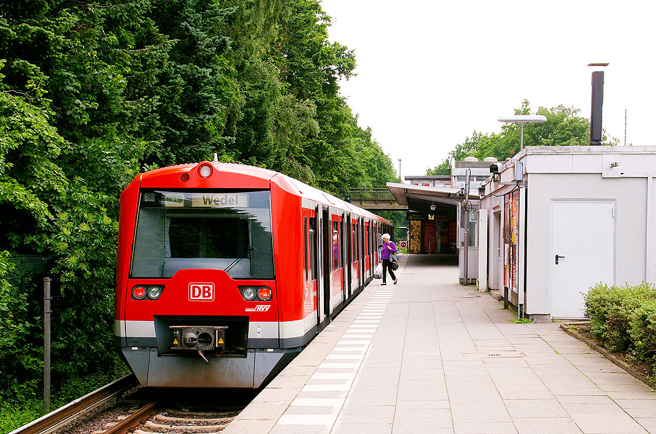 Eine S-Bahn der Baureihe 474 im Bahnhof Poppenbüttel