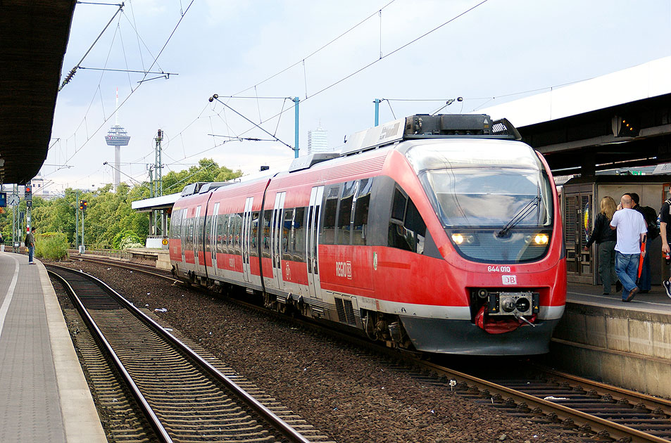 Ein Triebwagen der Baureihe 644 in Köln-Deutz