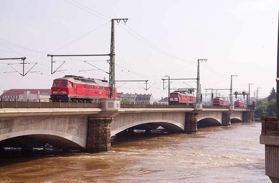 Die Dresdener Marienbrücke mit Loks der Baureihe 232 während dem Hochwasser 2013